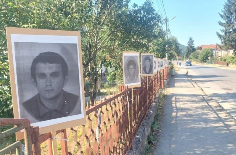 Svijet da vidi i srpske žrtve: Postavljene fotografije uz put Bratunac-Potočari