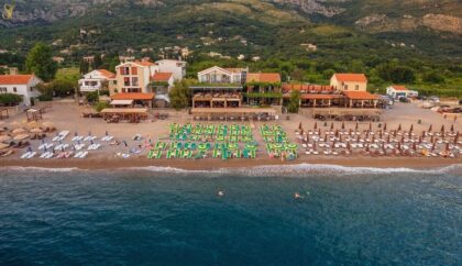 Bizaran prizor sa plaže: Ljudi u šoku kad vide ko se sunča na frižideru VIDEO