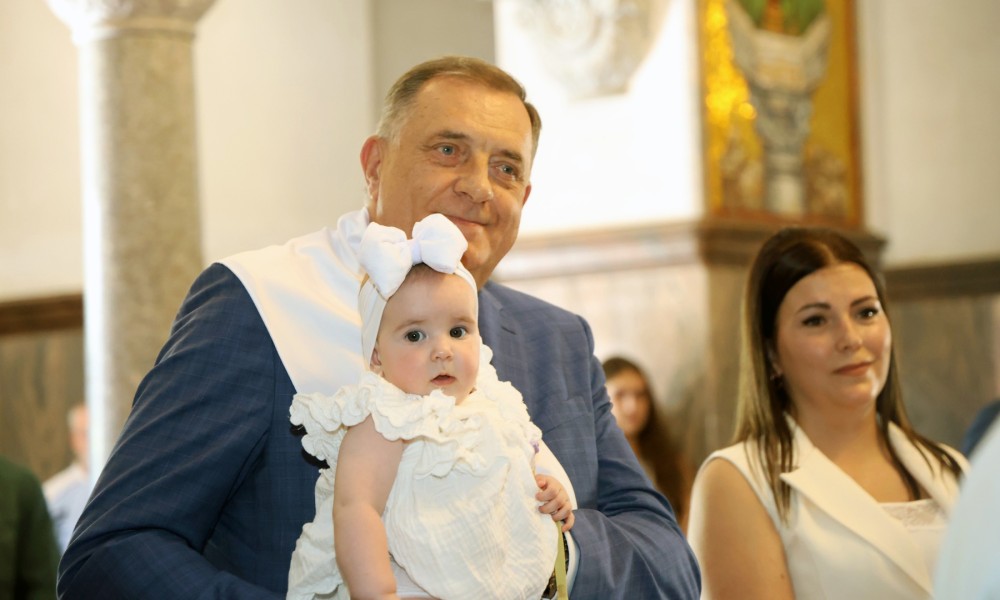 Peto dijete porodice Sredić: Predsjednik Srpske kum na krštenju male Bogdane