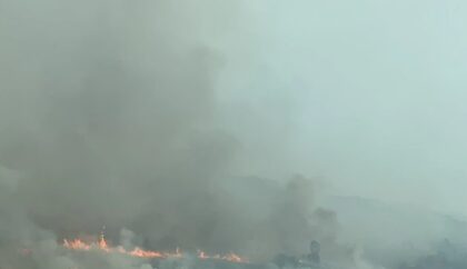 Izgorjeli objekti, spasavani ljudi: Požar prekinuo saobraćaj na jugu Srpske VIDEO