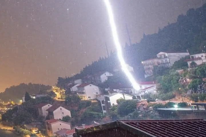 Dalmaciju pogodilo nevrijeme: U Pločama palo preko 110 litara po kvadratnom metru VIDEO