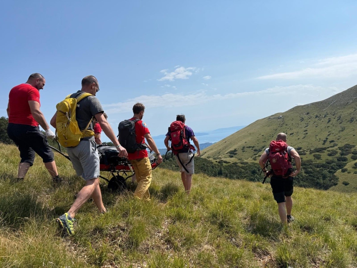 Tragedija u Gorskom Kotaru: Dojava kasnila, planinar preminuo uprkos pokušaju spasavanja