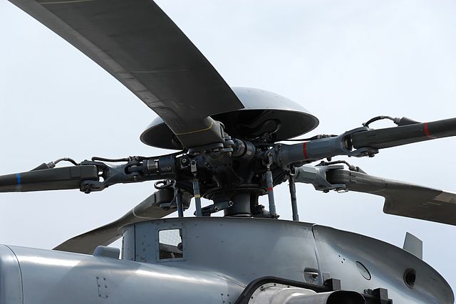 Diže se gusti crni dim: Srušio se vojni helikopter, izbio požar VIDEO