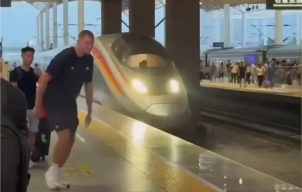 Supermen Jokić: Srpski košarkaš se u Kini trkao sa superbrzim vozom VIDEO