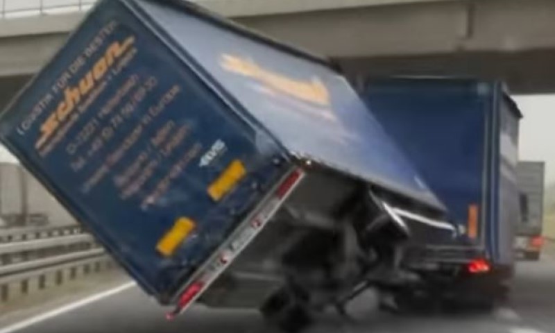 Snažno nevrijeme pogodilo region: Vjetar prevrnuo prikolicu kamiona VIDEO