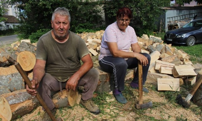 Sa suprugom u borbi za život: Balvan u Lijevču puca pod Mirinom sjekirom FOTO