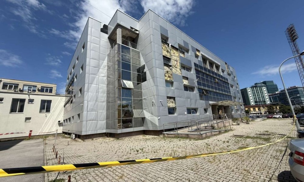 Limeni paneli opasnost za prolaznike: Žuta traka oko banjalučkog tužilaštva