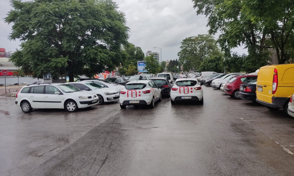 Auto na autu, kiša i nervoza! Banjalučani: Na parkinzima u centru grada da poludiš!  FOTO