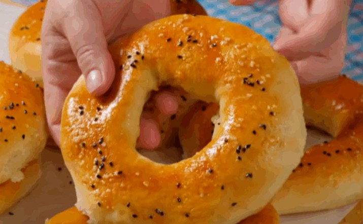 Brzo nestaju sa stola: Recept za mekane pogačice sa sirom i šunkom