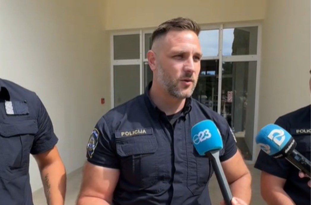Žene poludjele za zgodnim policajcem: “Nema vjenčani prsten” VIDEO