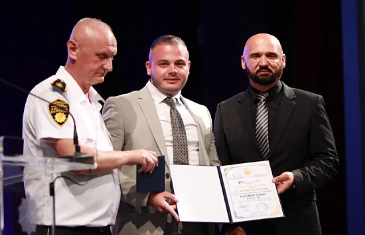 Uručio zlatnu značku: Ramo Isak odlikovao svog sina povodom Dana policije FOTO