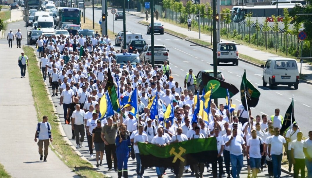 Traže isplatu plata i penzija: Više od 500 rudara ispred Vlade FBiH FOTO