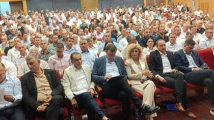 SDS pred potpunim rasulom: Na pomolu formiranje novog pokreta, zvali Trivić i Radojičića u njega?