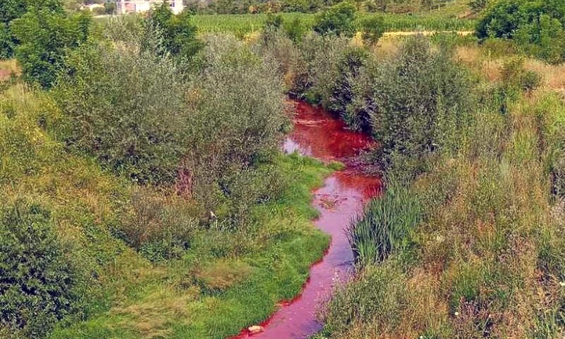 Pušteno iz fabrike: Crveni mulj iz “Nove Alumine” dospio u rijeku Sapnu