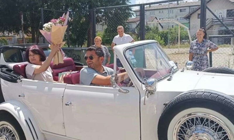 Simpatična scena u Prijedoru: Evo kako su kolege ispratile Snježu u penziju FOTO