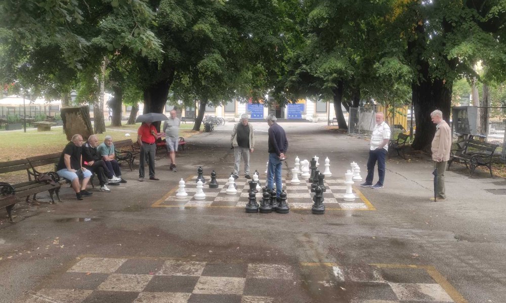 Zanimljiva scena u centru Banjaluke: Za ljubitelje šaha nema lošeg vremena
