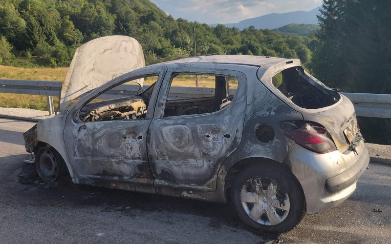 Automobil u potpunosti izgorio tokom vožnje: Putnici uspjeli izaći na vrijeme