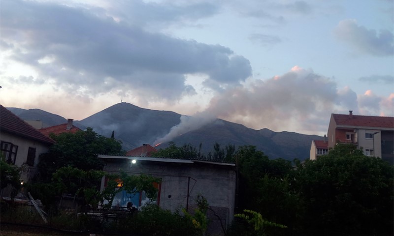 Vatra se odbija od kuća u selu Trebijova: Požar se širi Leotarom