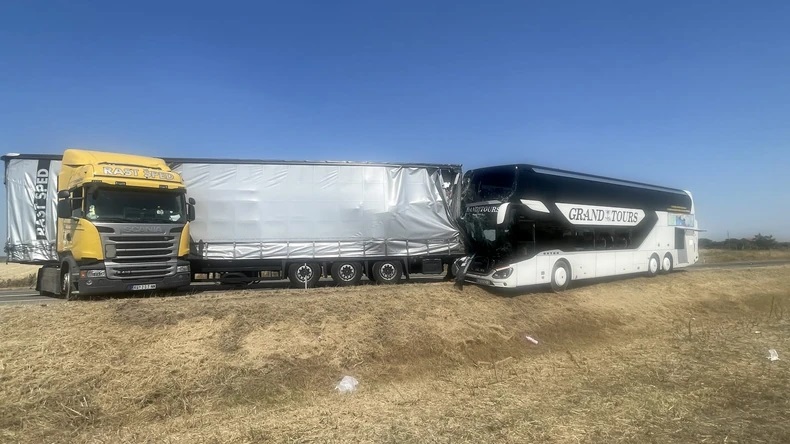 Osam osoba povrijeđeno: Autobus udario u prikolicu kamiona