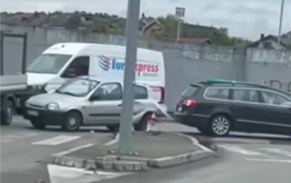Oprezno kroz ovaj dio grada: Sudar dva automobila u Banjaluci VIDEO