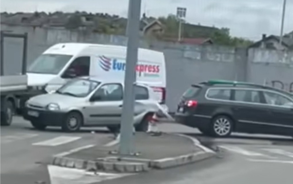 Oprezno kroz ovaj dio grada: Sudar dva automobila u Banjaluci VIDEO