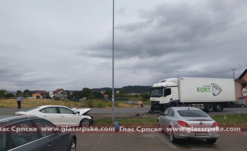 Težak udes na ulazu u Modriču: Strahuje se da ima stradalih