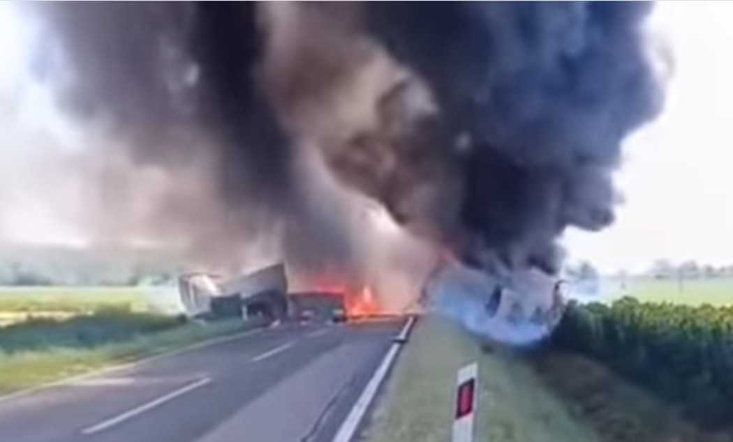 Jeziv sudar dva šlepera: Širi se ogromni požar, jedan vozač poginuo VIDEO