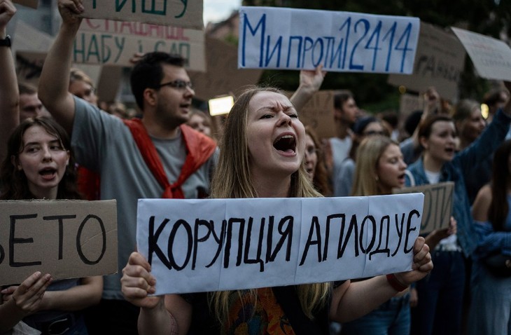 Zelenski potpisao kontroverzni zakon: Najveći protest u Kijevu od početka rata VIDEO