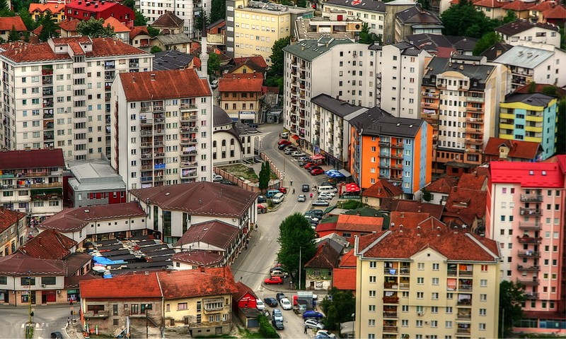 Bombaški napad u Zvorniku: Policija traga za napadačima