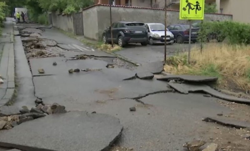 Voda napravila opšti haos u komšiluku: Nevrijeme odnijelo asfalt sa ulice VIDEO