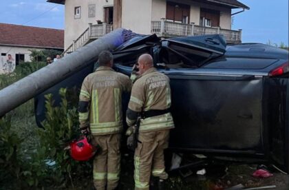 Automobilom sletio i udario u banderu: Vozač teško povrijeđen, izvlačili ga vatrogasci FOTO