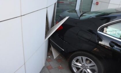 Odmah uhapšena! Stala da natoči gorivo, auto se zakucalo u pumpu