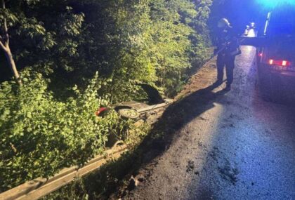 Saobraćajna nezgoda u Banjaluci: Auto završio u kanalu FOTO