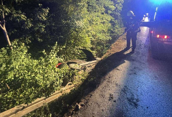 Saobraćajna nezgoda u Banjaluci: Auto završio u kanalu FOTO