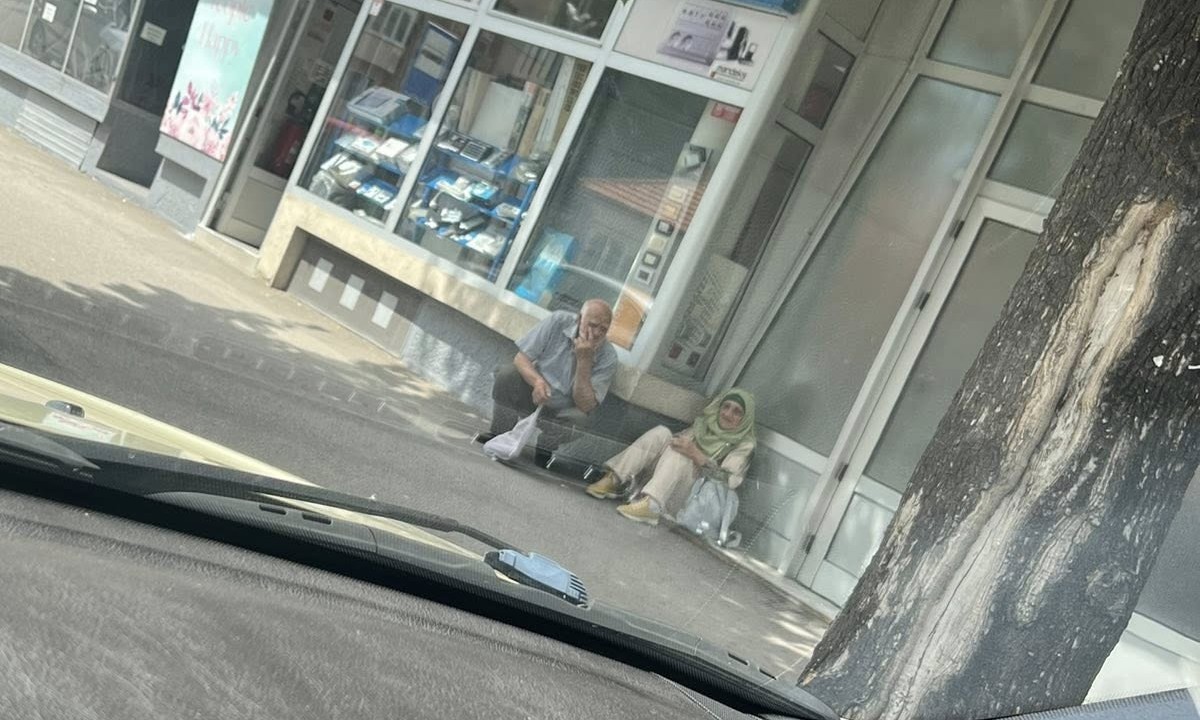 Bravo, bravo! Momak iz BiH vidio baku i djeda da sjede na vrućini pa gestom dirnuo sve FOTO