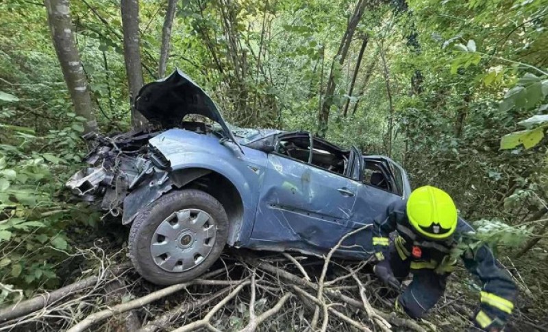 Težak udes u Banjaluci: Automobil završio u provaliji, povrijeđene dvije osobe FOTO