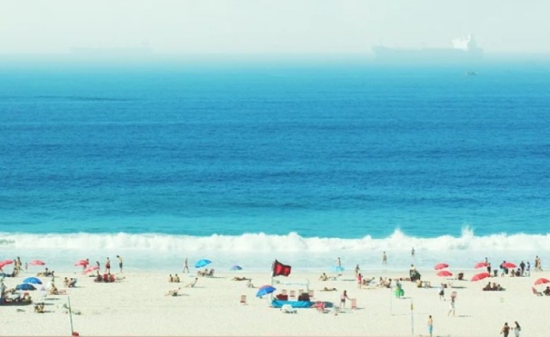 Poznata plaža puna kupača iako je zabranjeno kupanje: “Ako čujete tutanj, skačite u more”