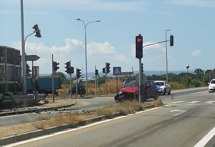 Sudar dva vozila: Lakše povrijeđen vozač