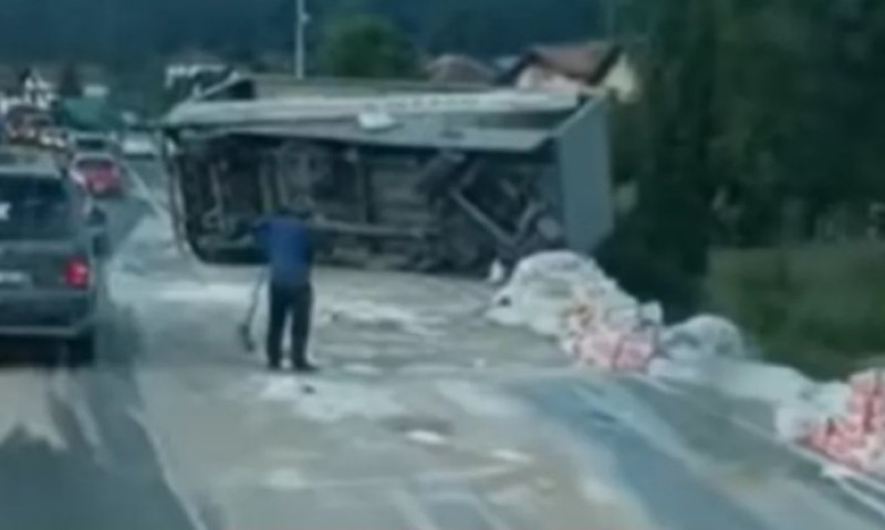 Brašno rasuto po putu! Prevrnut kamion blokirao magistralu u ovom dijelu BiH VIDEO