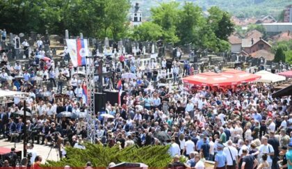 “33 godine – zločin bez kazne”! Oglasila se policija: Komemorativni skup u Bratuncu protekao mirno