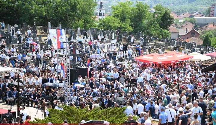 “33 godine – zločin bez kazne”! Oglasila se policija: Komemorativni skup u Bratuncu protekao mirno