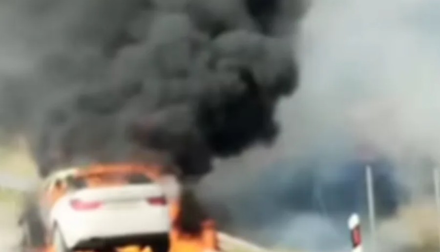Buktinja na auto-putu: Automobil izgorio, planula i trava VIDEO