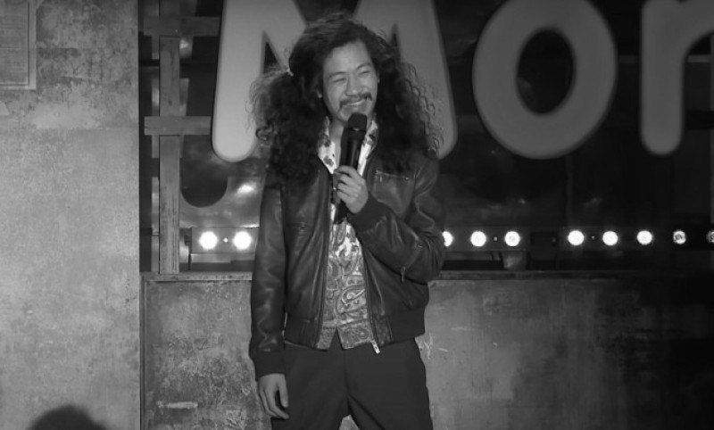 Zbog telefona pao sa osmog sprata zgrade: U 43. godini poginuo poznati komičar