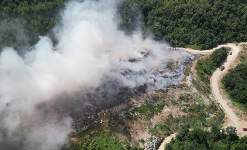 Vatra još uvijek tinja: Vatrogasci iz Istočnog Sarajeva i jutros na deponiji otpada
