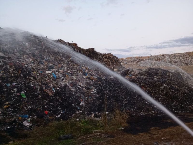 Banjalučki vatrogasci dežurali cijelu noć: Požar na deponiji u Ramićima pod kontrolom
