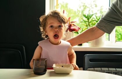 “Udarite ga po leđima”: Brza reakcija je ključna, šta ako se dijete guši?