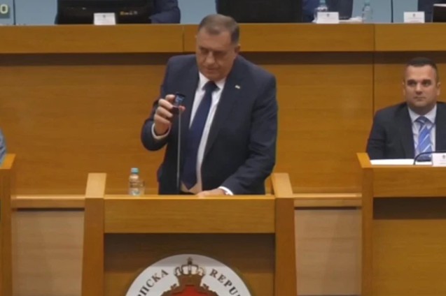 Dodik izašao za govornicu i nazvao pilota Vlade Srpske: Halo, kad si zadnji put bio u Britaniji? VIDEO