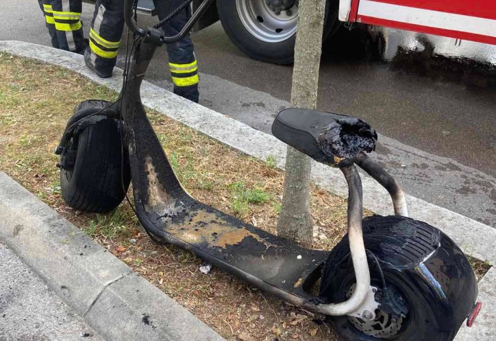 Reagovali vatrogasci: Požar u Banjaluci, gorio električni skuter