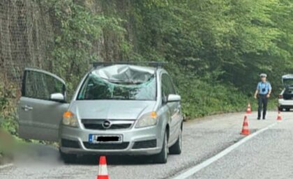 Novi detalji nesreće: Stijena pala na vozilo, poginula kćerka, otac teško povrijeđen