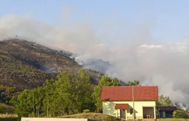 Požar u Gacku konačno pod kontrolom: Povrede zadobili mještanin i vatrogasac